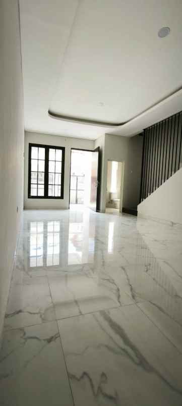 dijual rumah karang empat