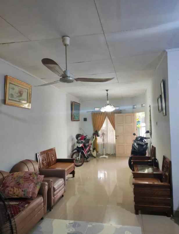 dijual rumah karangtengah