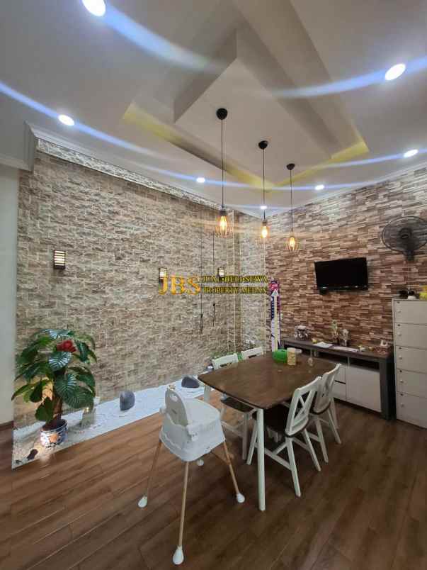dijual rumah komplek citraland gama