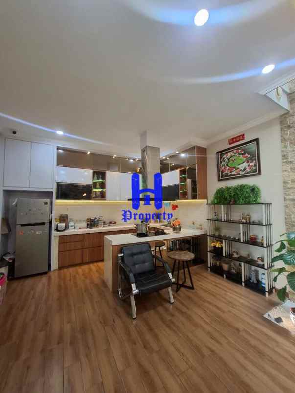 dijual rumah komplek citraland gama