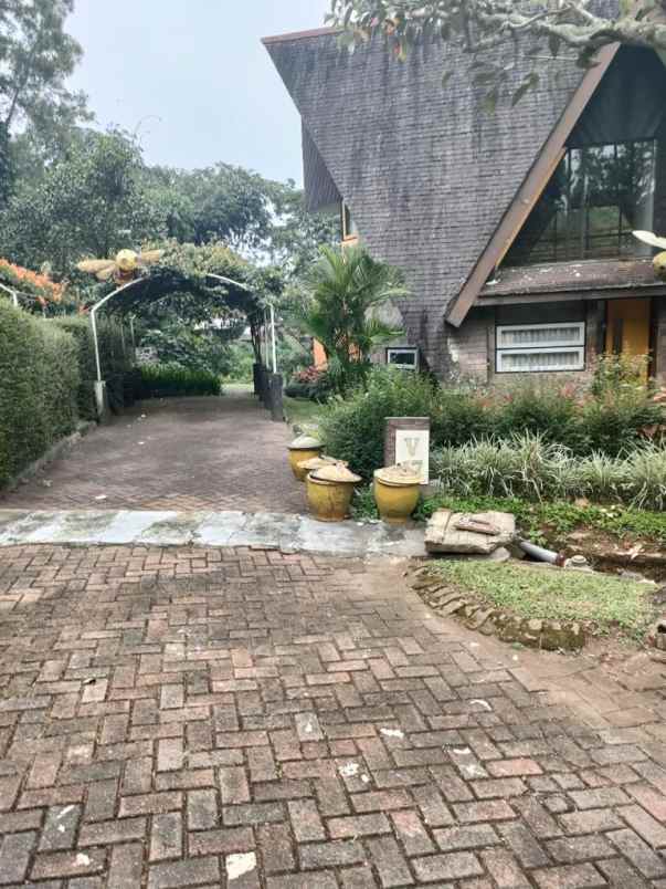 dijual rumah komplek club bunga jalan