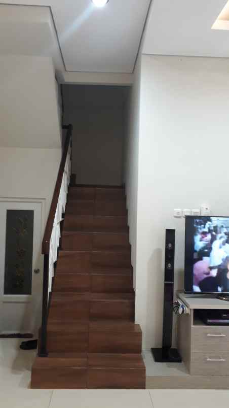 dijual rumah komplek flo residence kav