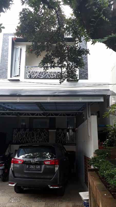 dijual rumah komplek flo residence kav