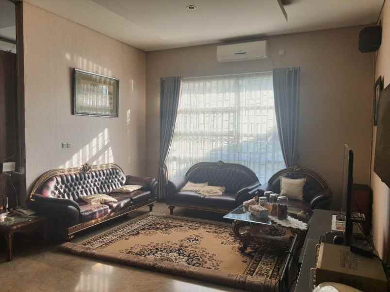 dijual rumah komplek margahayu permai