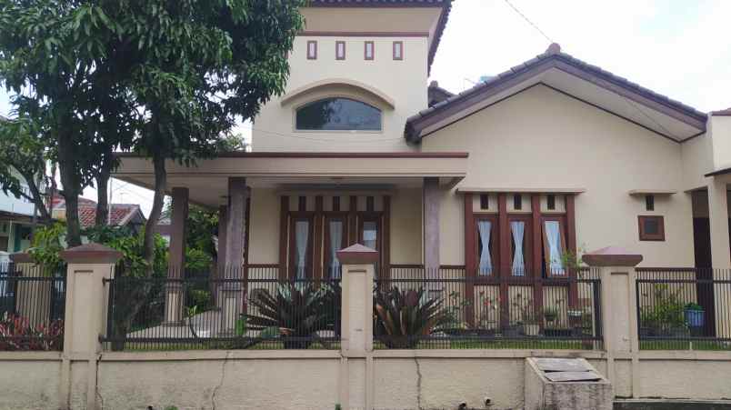 dijual rumah komplek margahayu permai