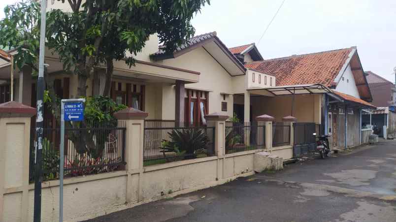 dijual rumah komplek margahayu permai