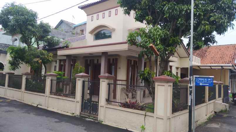 dijual rumah komplek margahayu permai