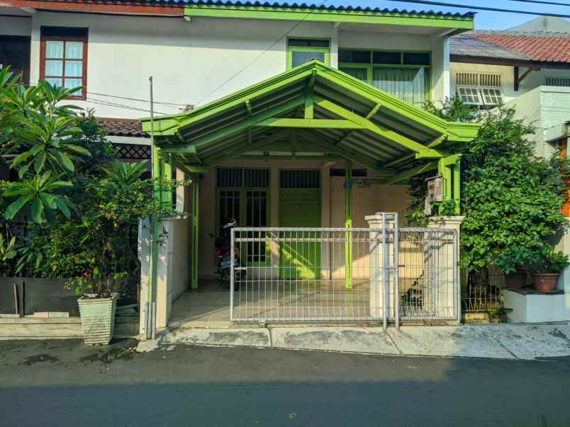 dijual rumah komplek perumkar dki