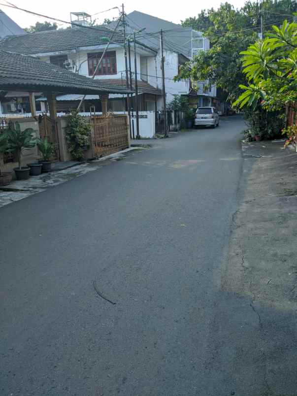 dijual rumah komplek perumkar dki