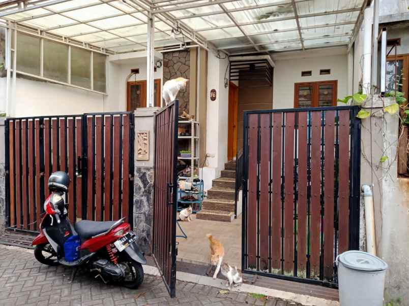 dijual rumah komplek victory land