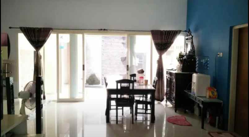 dijual rumah kutisari selatan