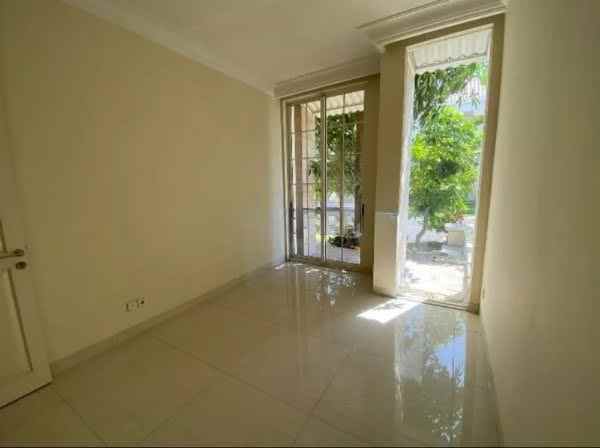 dijual rumah lariz pakuwon indah