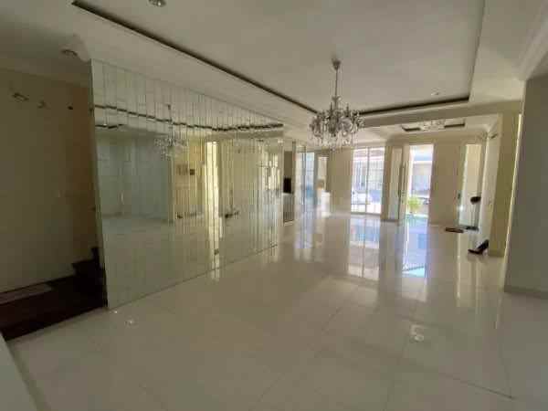 dijual rumah lariz pakuwon indah