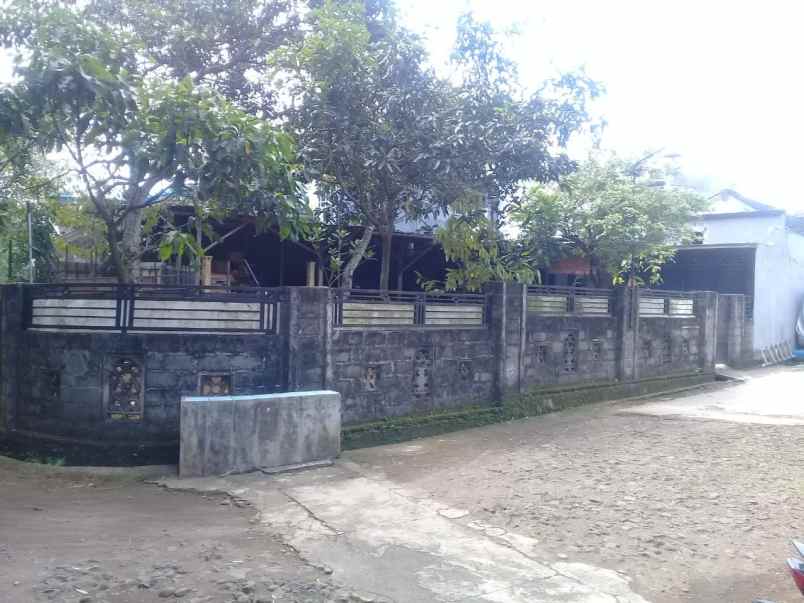 dijual rumah lawang