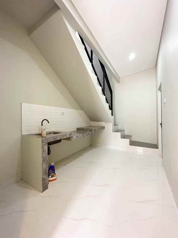 dijual rumah lubang buaya