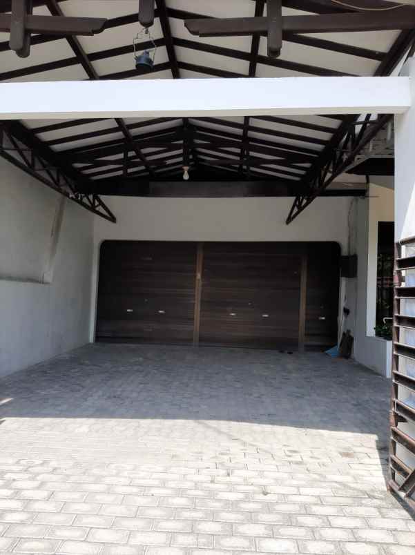 dijual rumah manyar jaya