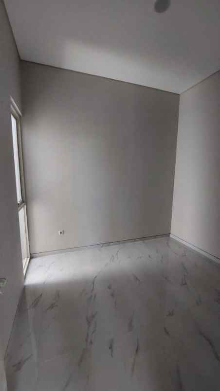 dijual rumah manyar tompotika