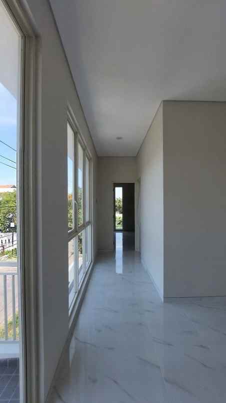 dijual rumah manyar tompotika