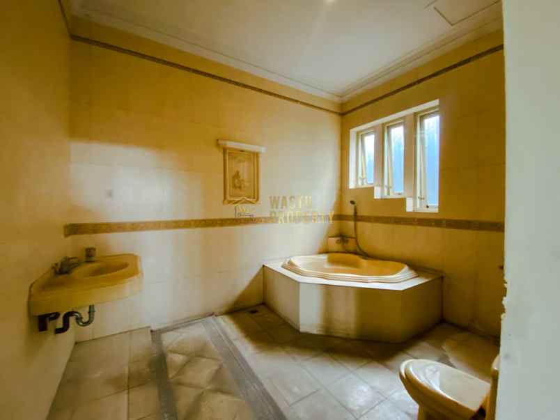 dijual rumah mewah 10 kamar akses mudah di kalasan