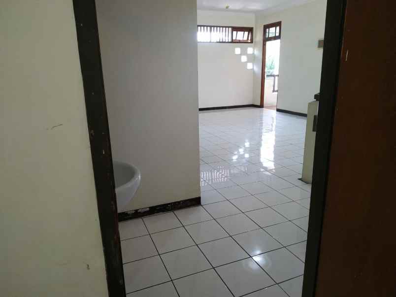 dijual rumah mulyosari utara