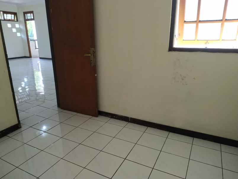 dijual rumah mulyosari utara