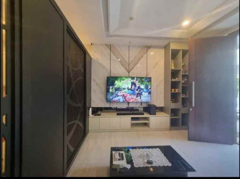 dijual rumah pakuwon city