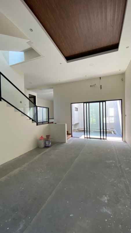 dijual rumah pakuwon city