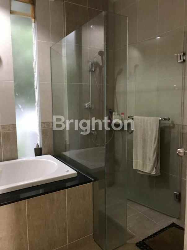 dijual rumah pakuwon city