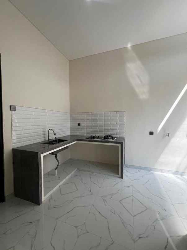 dijual rumah pakuwon city