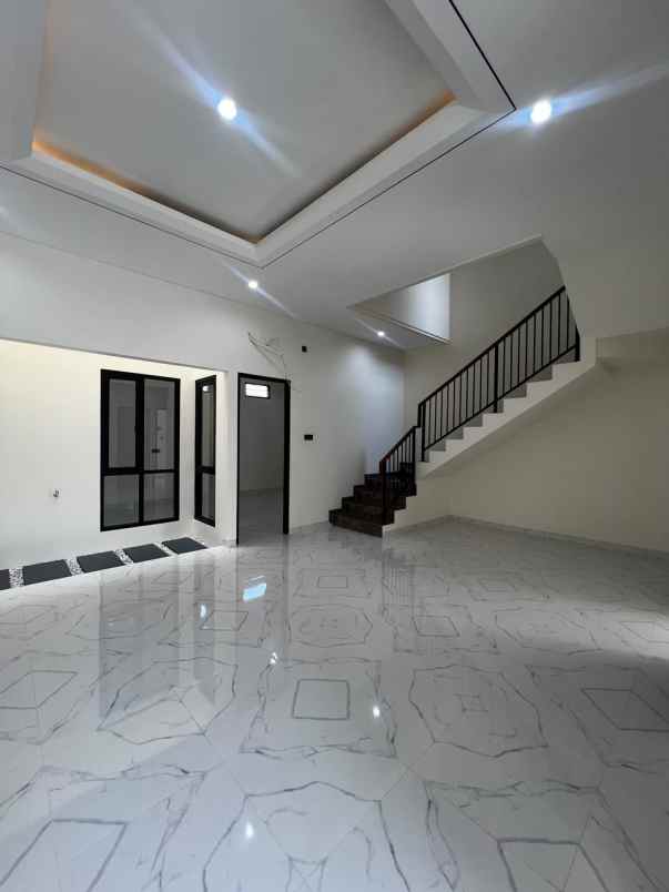 dijual rumah pakuwon city