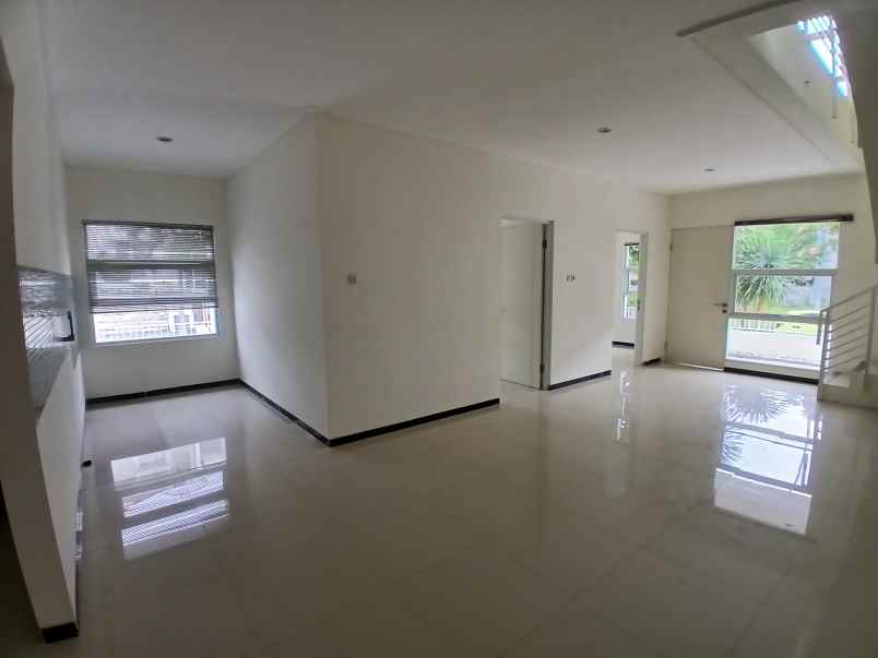 dijual rumah pakuwon city surabaya