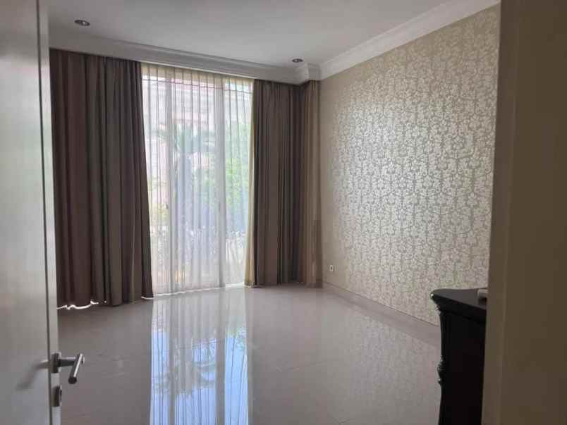 dijual rumah pakuwon indah lakarsantri