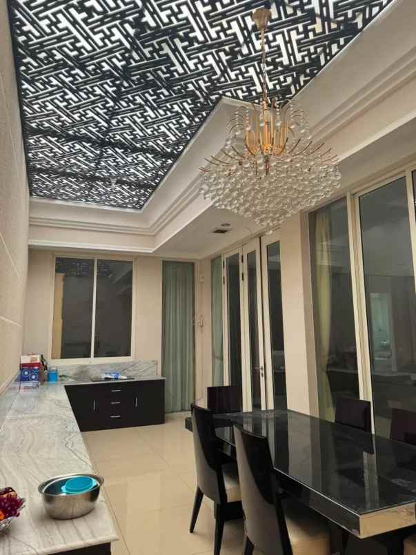 dijual rumah pakuwon indah lakarsantri