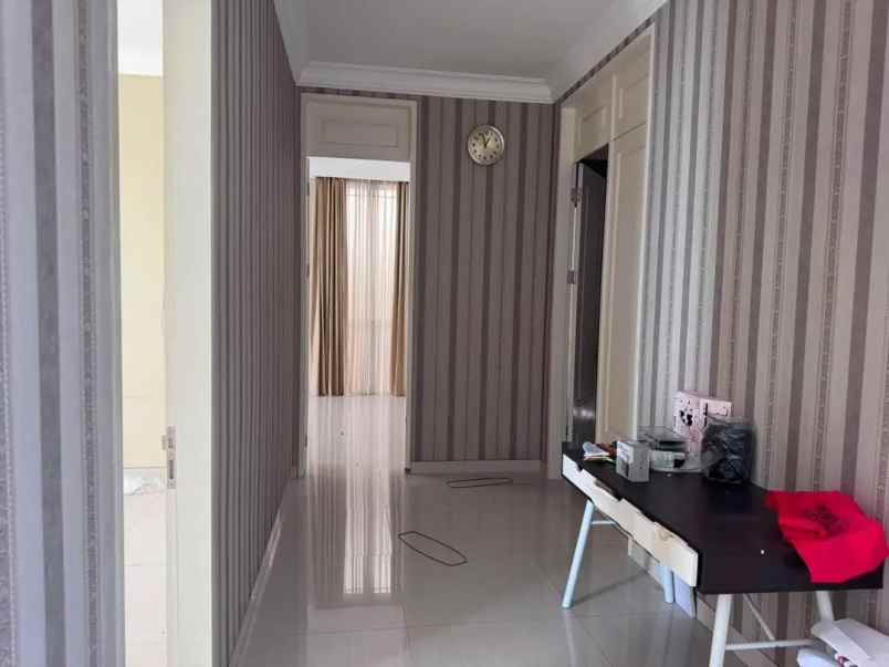 dijual rumah pakuwon indah lakarsantri