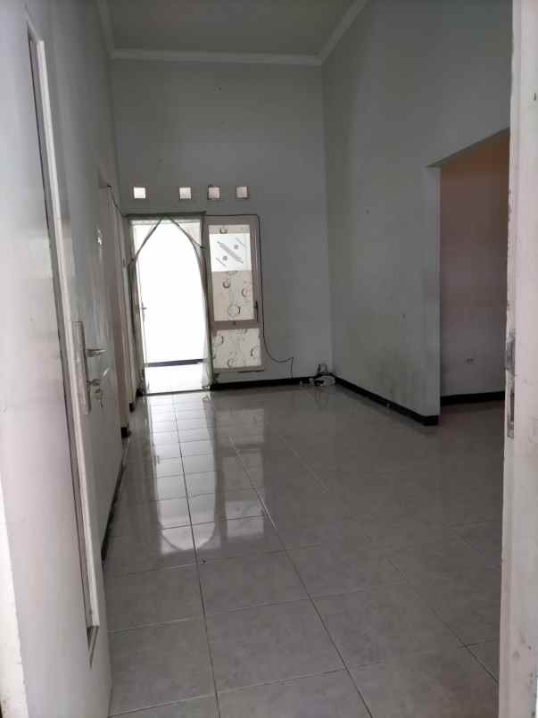 dijual rumah perumahan emerald regency