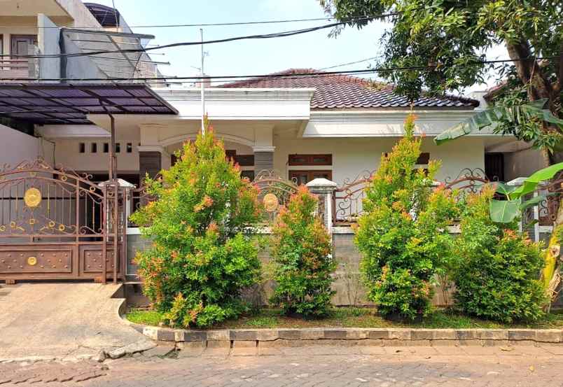 dijual rumah perumahan taman