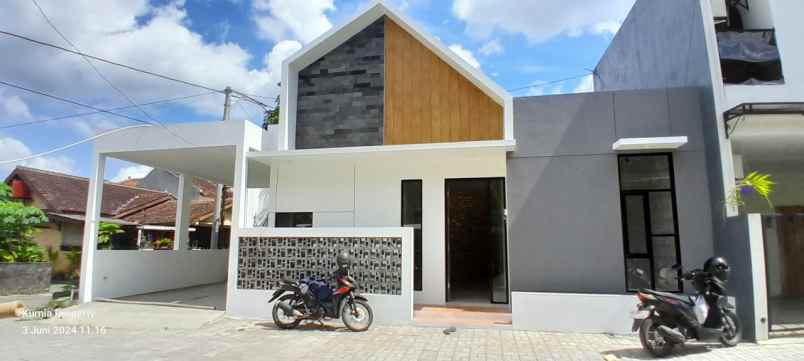 dijual rumah ring road barat banyuraden