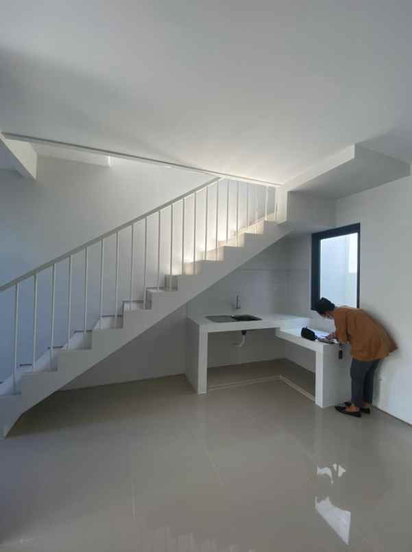 dijual rumah royal residence