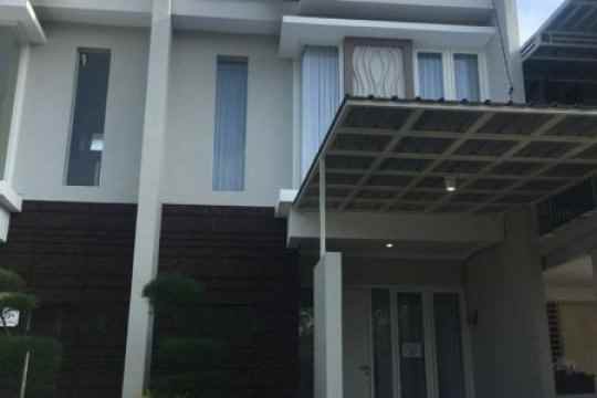 dijual rumah rumah 2 lantai di