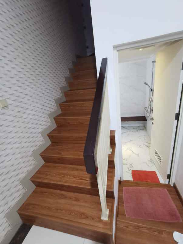 dijual rumah rumah di green lake city