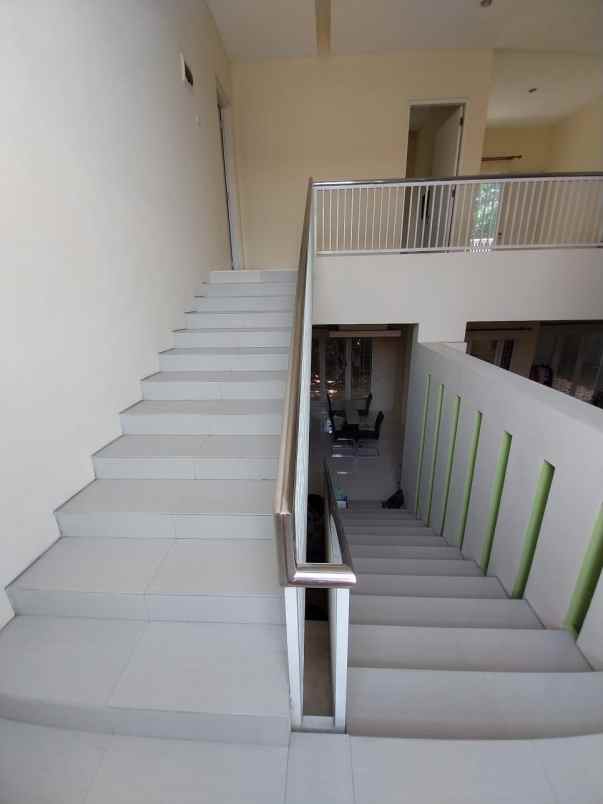 dijual rumah rungkut asri