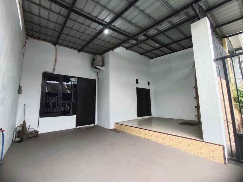 dijual rumah semampir