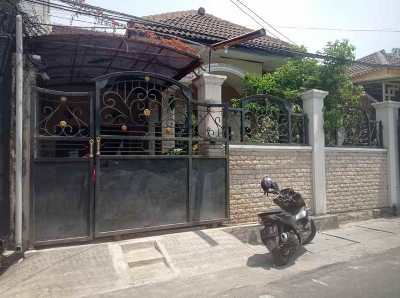 dijual rumah semampir