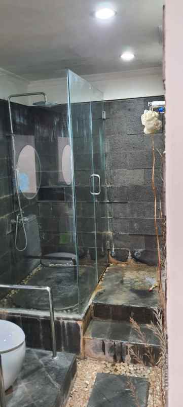 dijual rumah sutorejo