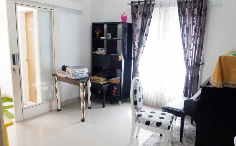 dijual rumah sutorejo