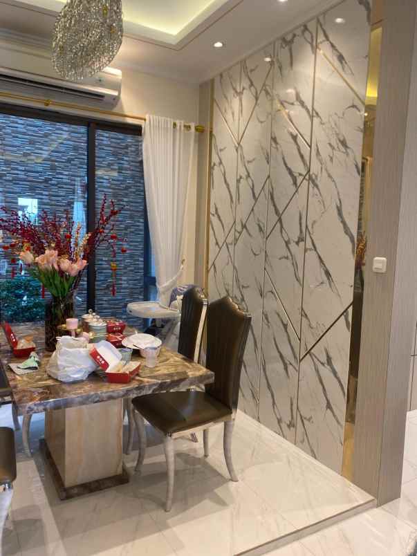 dijual rumah suvarna sutera