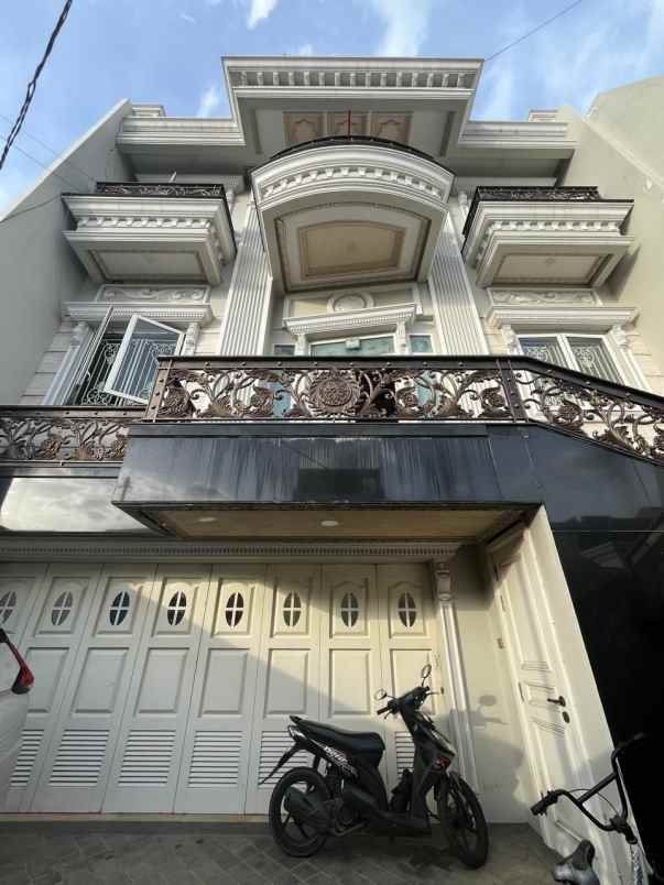 dijual rumah taman palem lestari