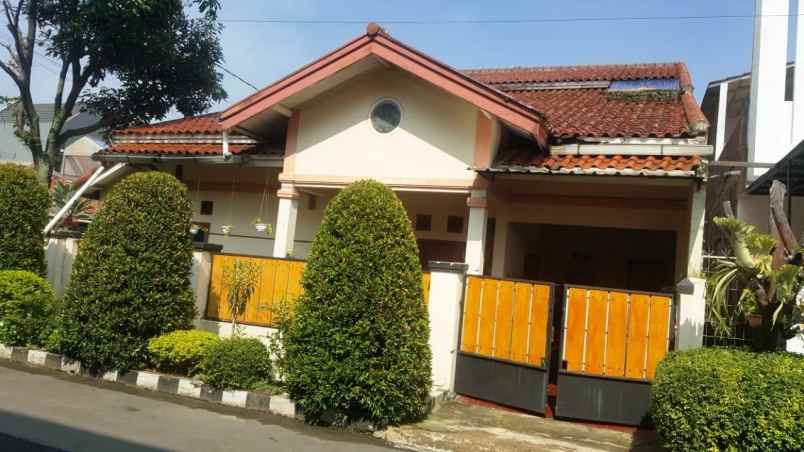 dijual rumah taman saturnus margahayu raya