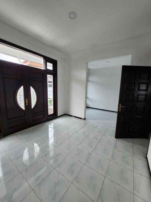 dijual rumah villa bukit mas