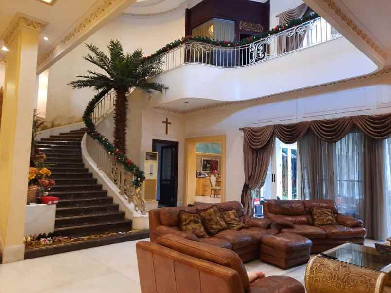 dijual rumah villa bukit regency